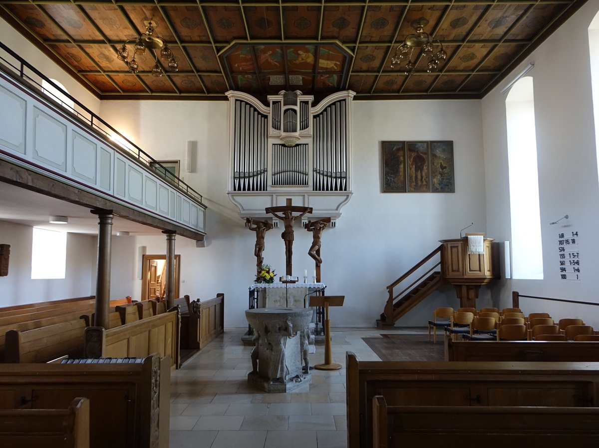 Truchtelfingen, Innenraum der St. Gallus Kirche, Felderdecke mit Schablonenmalerei, Taufstein von Martin Schaible (21.05.2017)