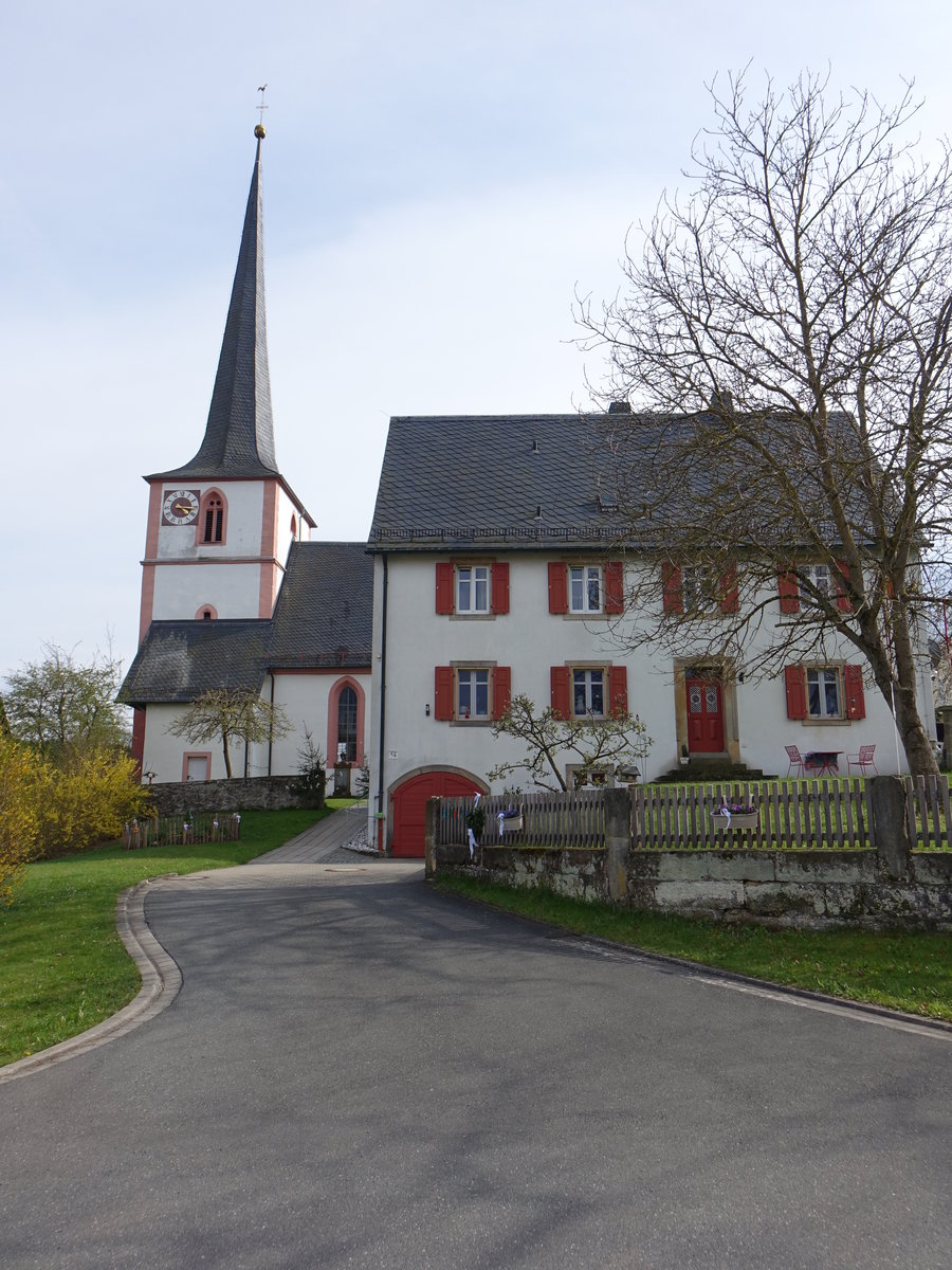 Trumsdorf, Pfarrkirche St. Michael und Pfarrhaus, erbaut im 14. Jahrhundert (16.04.2017)