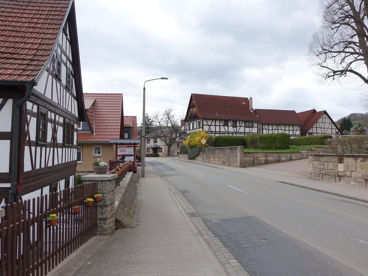 Trusetal, Fachwerkhuser in der Karl Marx Strae (15.04.2022)