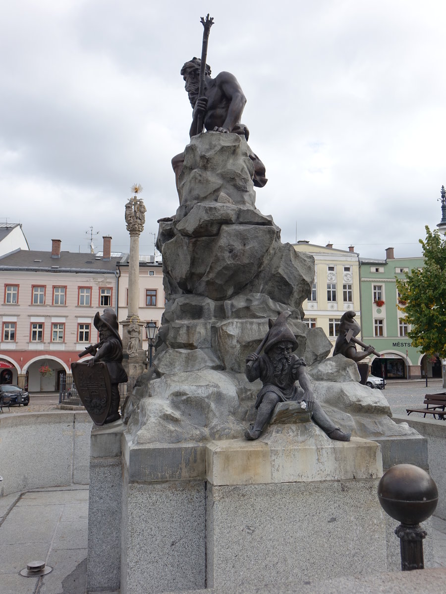 Trutnov / Trautenau, Rübezahl Brunnen von 1892 am Marktplatz (29.09.2019)
