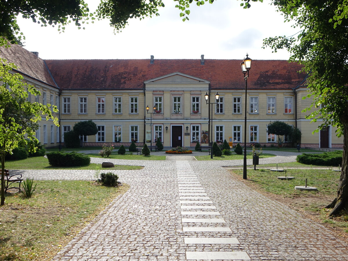 Trzebiatow / Treptow an der Rega,  klassizistisches Schloss, erbaut im 18. Jahrhundert (01.08.2021)