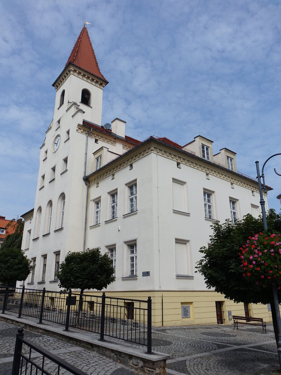 Trzebnica / Trebnitz, Rathaus am Rynek Platz, erbaut von 1858 bis 1859 (15.09.2021)