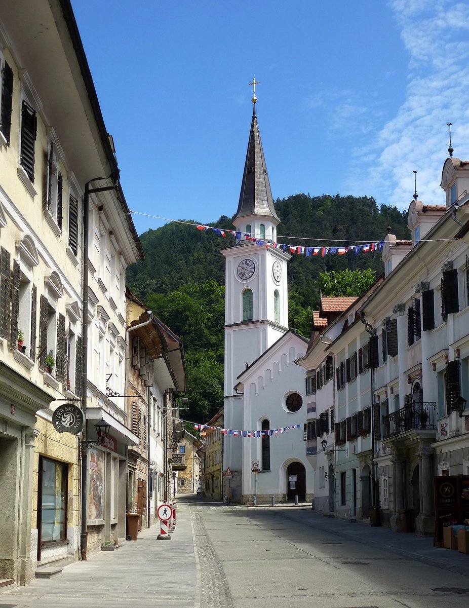 Trzic, Blick durch die Hauptstraße zur Kirche St.Andreas, Juni 2016