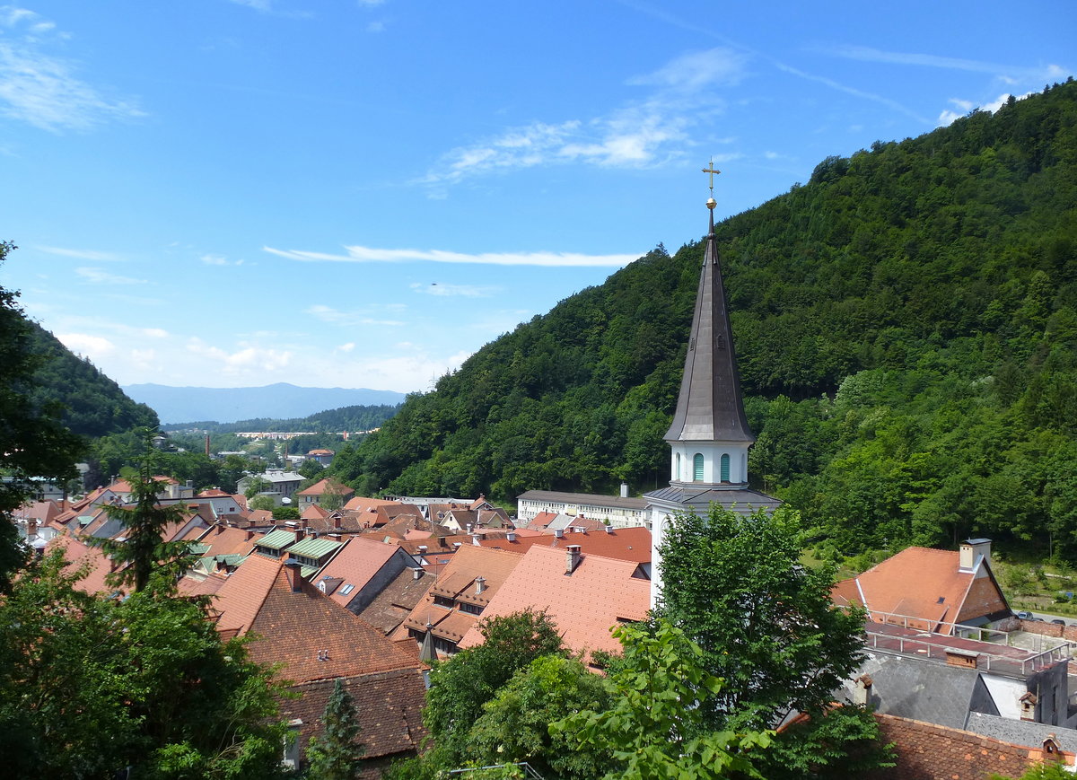 Trzic, Blick vom Schloß Neuhaus über die Stadt, mit dem Turm der St.Andreas-Kirche, Juni 2016