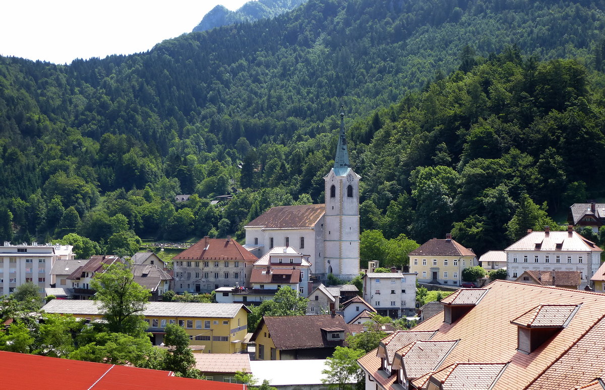 Trzic, Blick vom Schloß Neuhaus über die Stadt zur Kirche Maria Verkündigung, Juni 2016