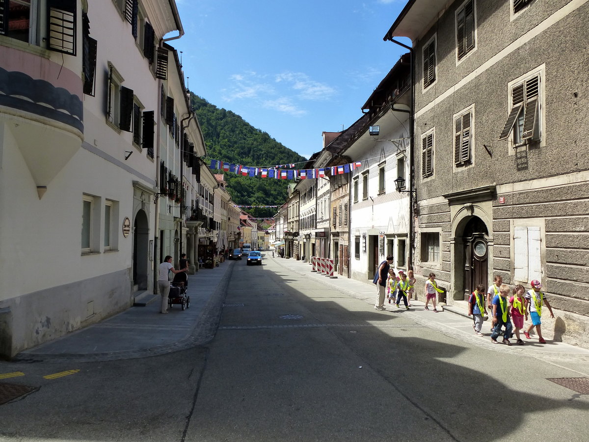 Trzic, die Hauptstrae in der Altstadt, Juni 2016