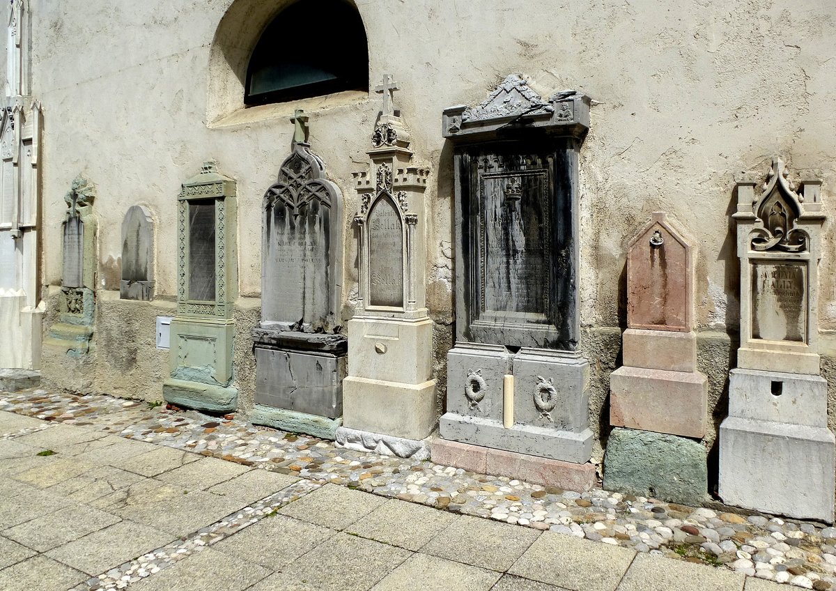 Trzic, historische Grabplatten an der Kirche Maria Verkndigung, Juni 2016