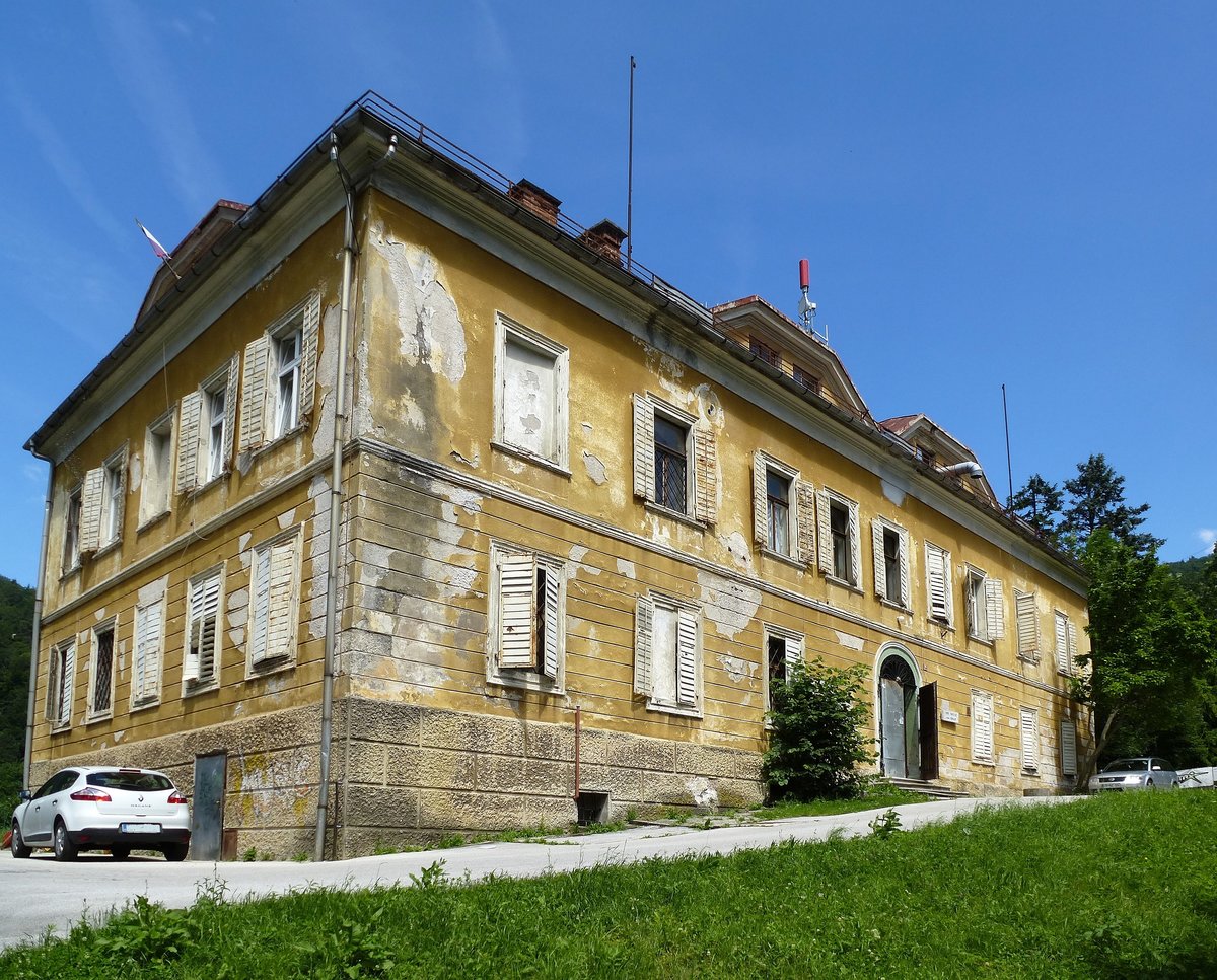 Trzic, das Schlo Neuhaus, hoch ber der Altstadt, leider in desolatem Zustand,  war das Domizil von Marschall Radetzky, Juni 2016