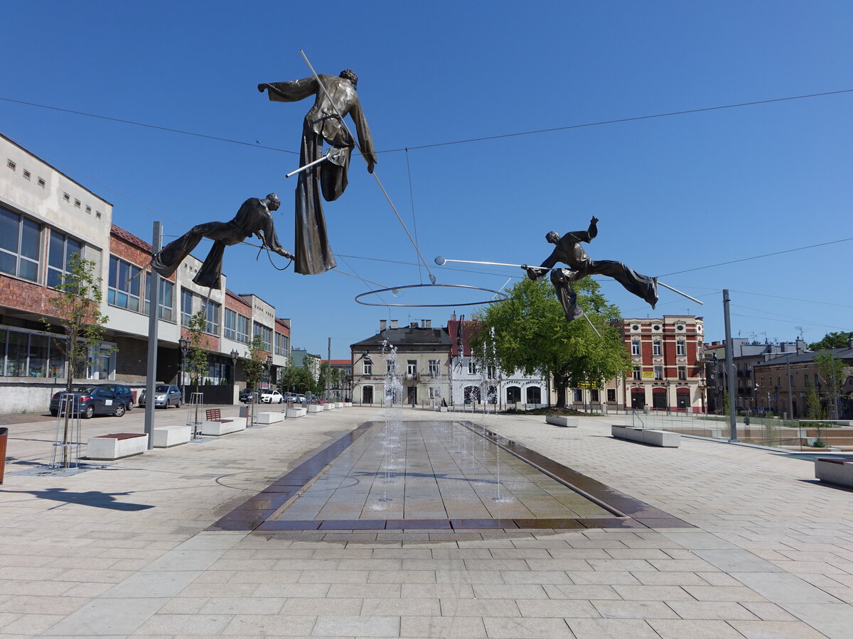 Tschenstochau, Figuren und Brunnen am Plac Stary Rynek (19.06.2021)