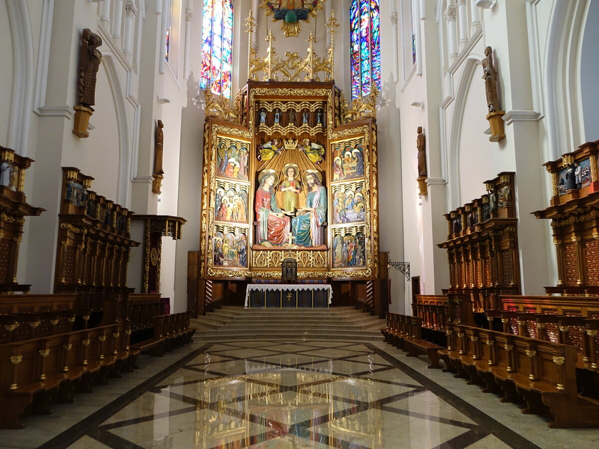 Tschenstochau, Hochaltar und Chorgesthl in der Kathedrale Hl. Familie (19.06.2021)