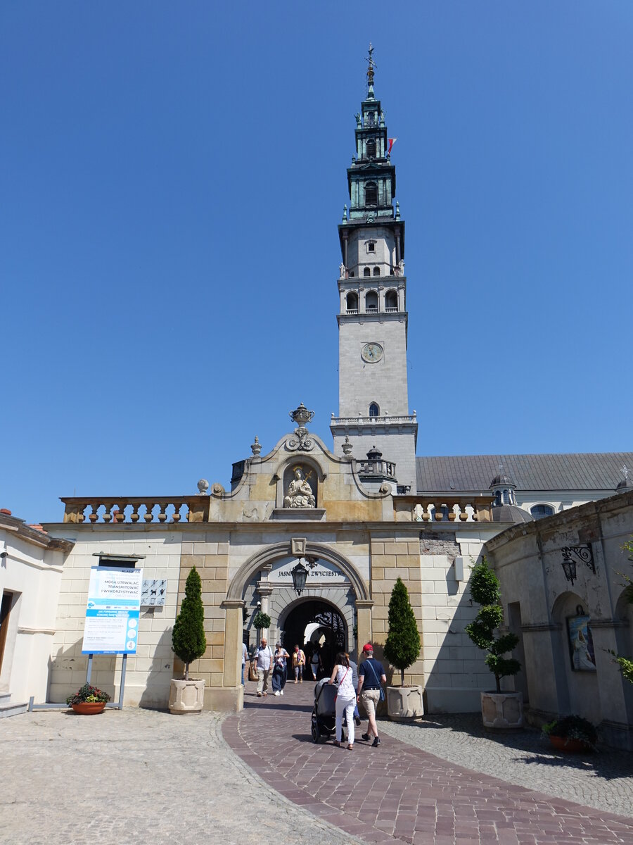 Tschenstochau, Klostertor Brama Walowa und 106 Meter hoher Kirchturm am Hl. Berg Jasna Gora (19.06.2021)