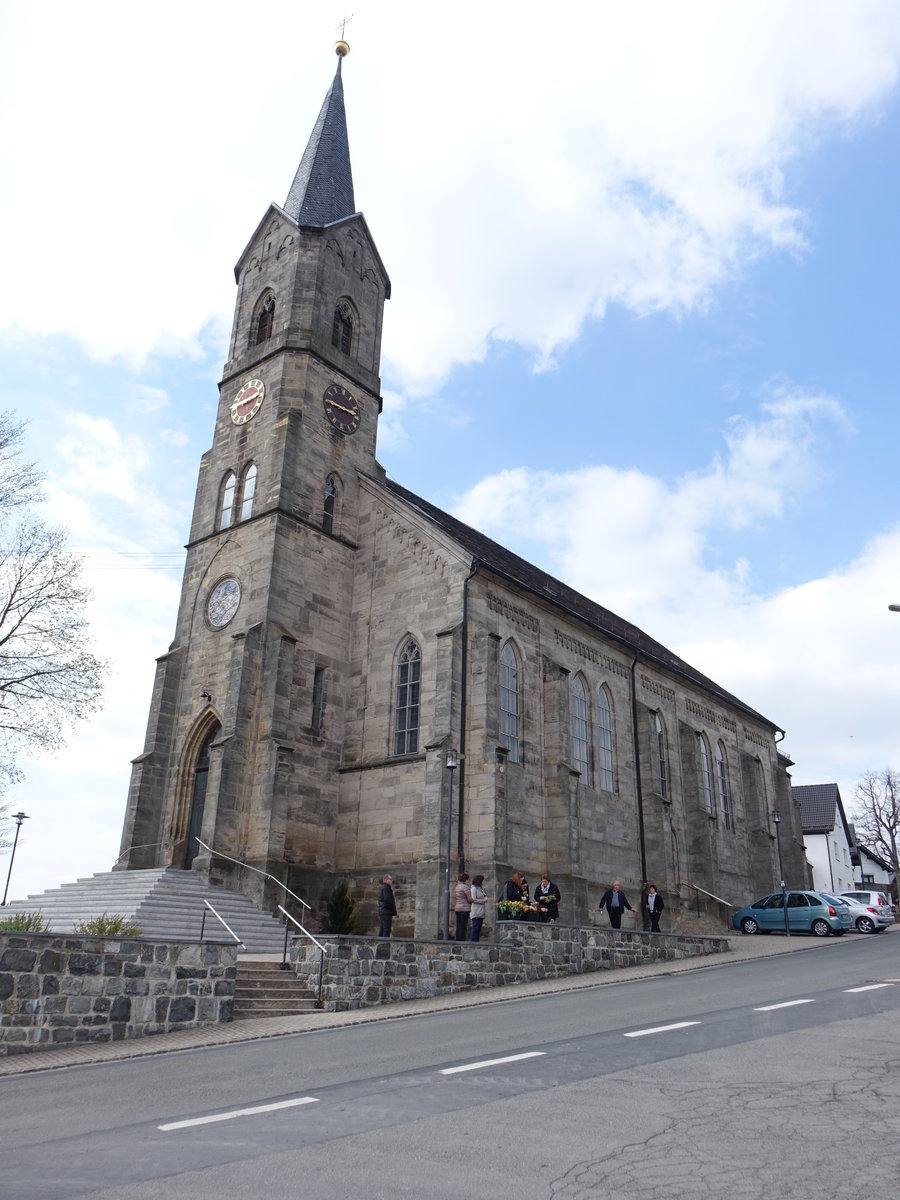 Tschirn, St. Jakob Kirche, Saalbau aus Sandsteinquadern mit eingezogenem Chor und Satteldach, Fassadenturm mit Spitzhelm, erbaut von 1869 bis 1870 (14.04.2017)