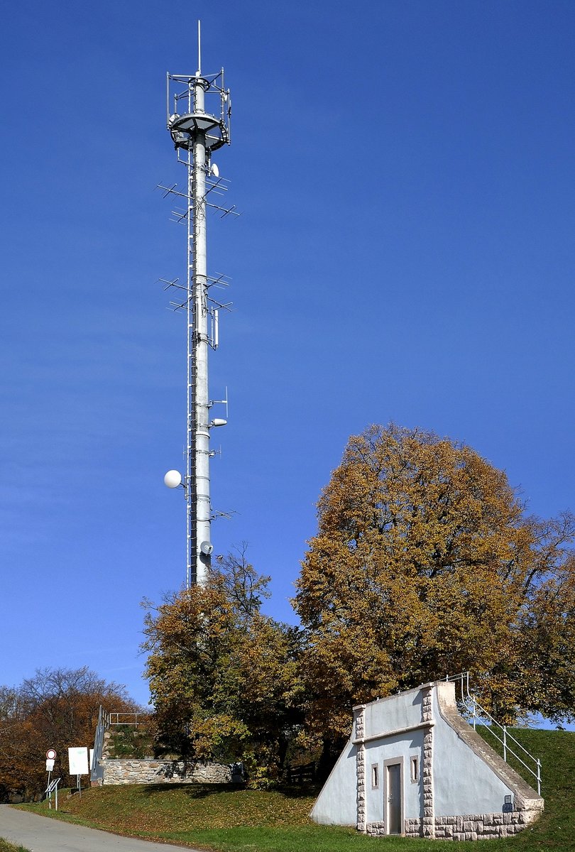 Tllingen, auf dem Tllinger Berg bei Lrrach steht in ber 400m Hhe dieser freistehende Stahlbetonmast, er dient als Sendemast fr Hrfunk und TV-Programme, Okt.2020