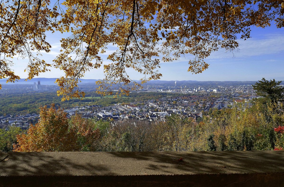 Tllingen, Blick von der Kirche St.Ottilien auf Weil am Rhein, dahinter Basel und am Horizont die Schweizer Jura, Okt.2020