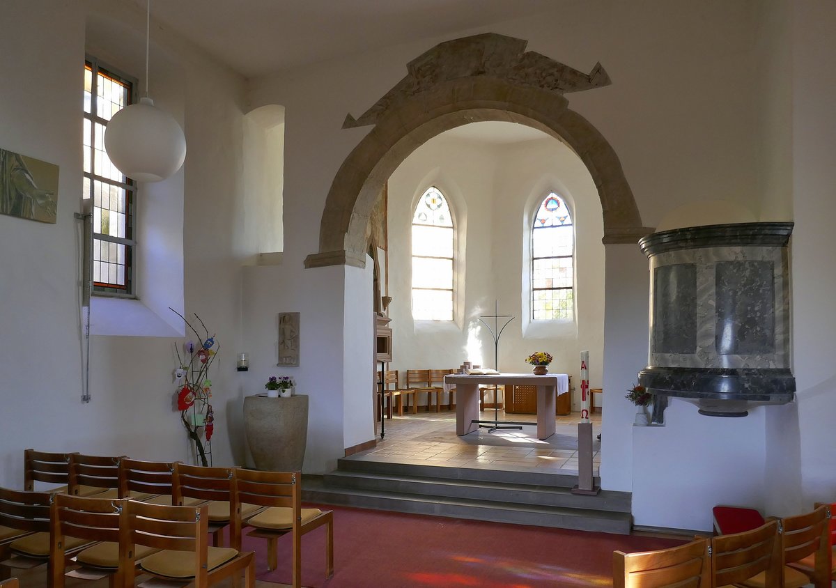 Tllingen, Blick zum Chorraum und Altar in der Kirche St.Ottilien, Okt.2020