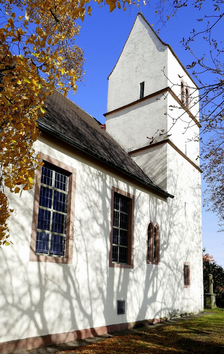 Tllingen, die evangelische Kirche St.Ottilien, sie steht exponiert auf dem sdlichen Grat des Tllinger Berges, erste urkundliche Nennung stammt von 1113, Okt. 2020