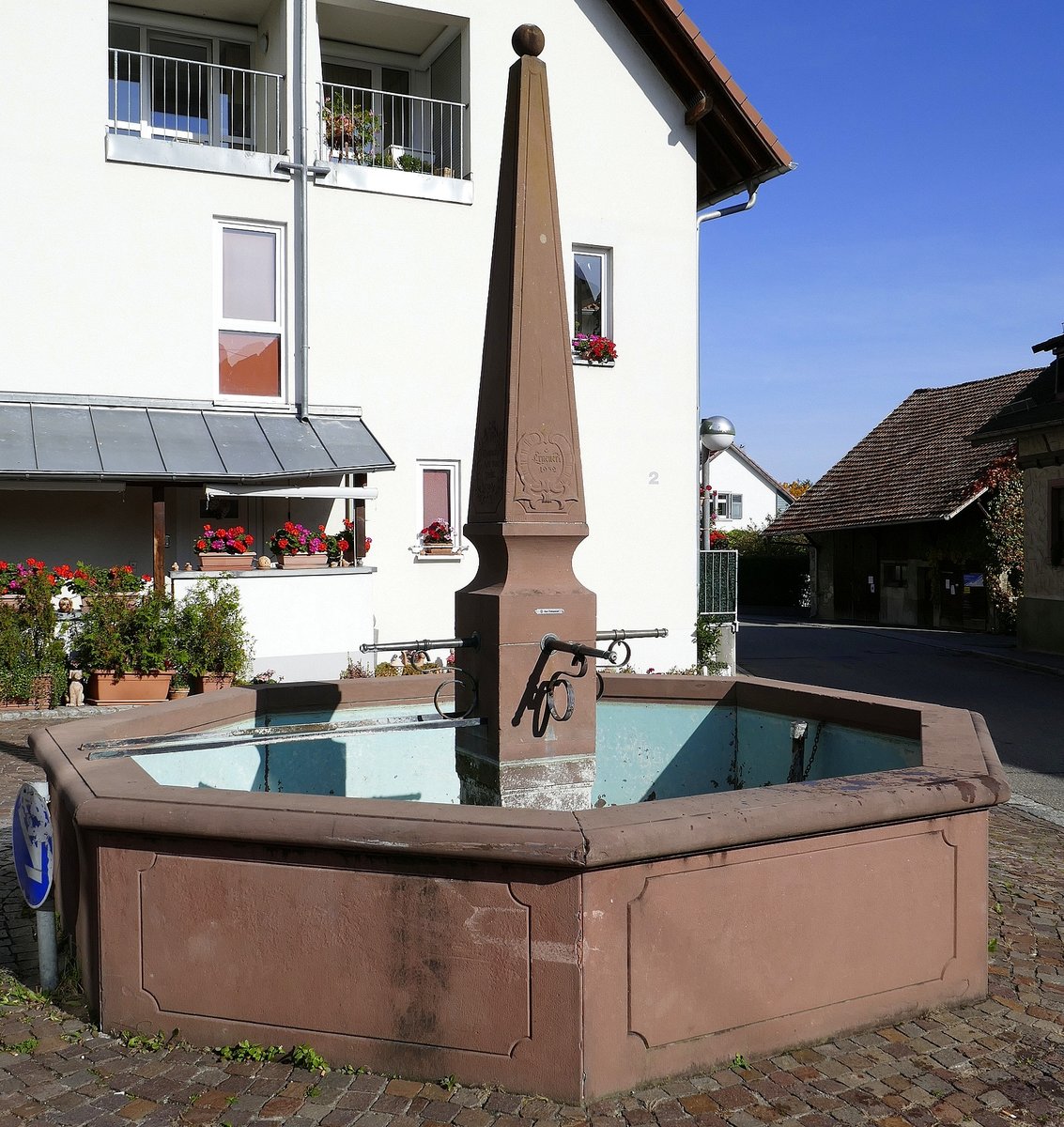 Tllingen, der historische Dorfbrunnen, 1952 erneuert, Okt.2020