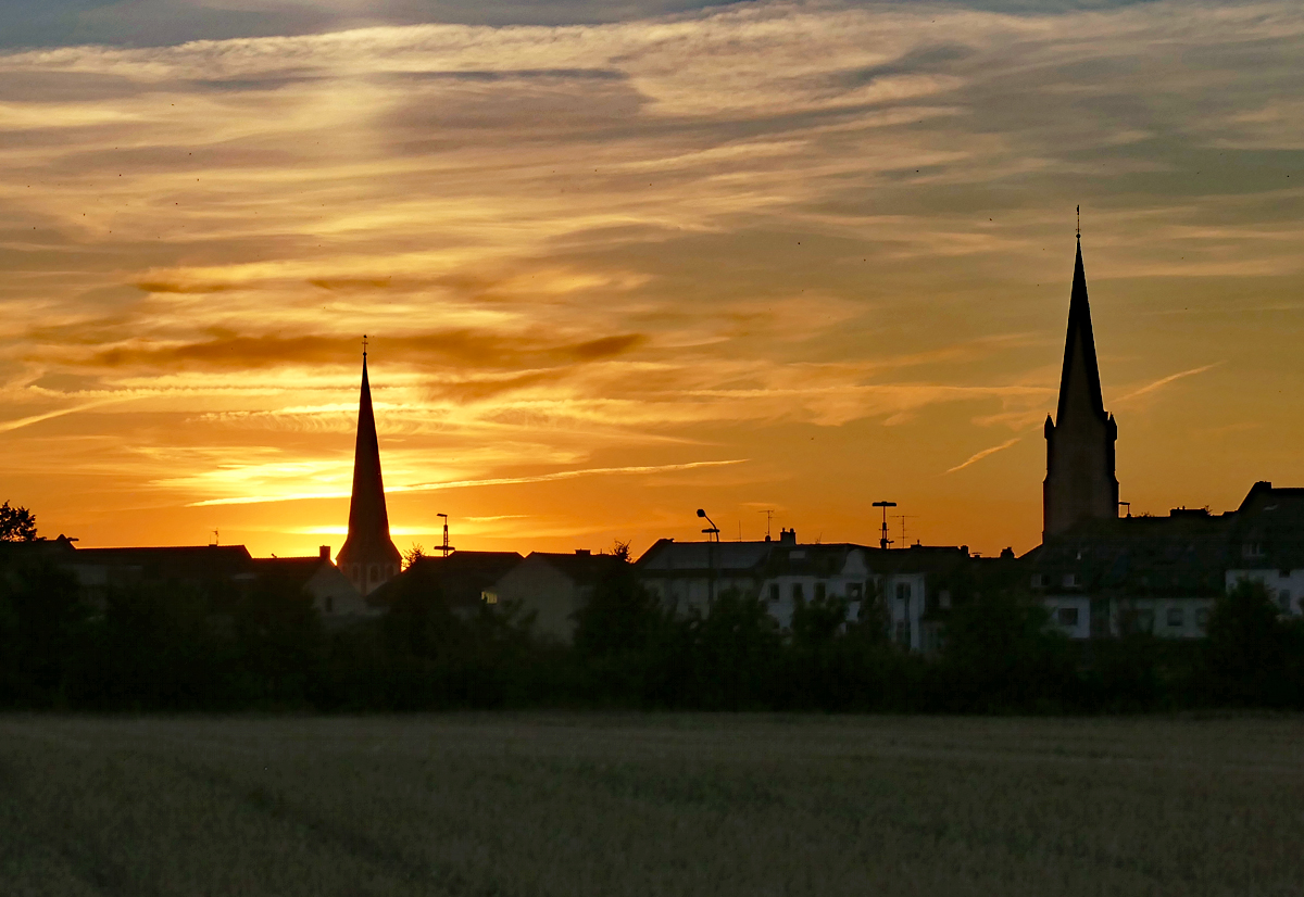 Trme der St. Martin- und Herz-Jesu-Kirche als Schattenri beim Sonnenuntergang in Euskirchen - 22.07.2019
