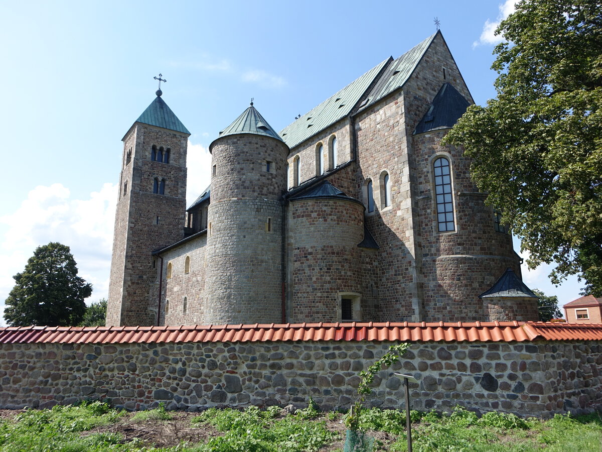 Tum, Erzkollegialkirche der Heiligen Jungfrau Maria und St. Alexego, erbaut im 12. Jahrhundert, romanischer Bau aus Granit , Sand- und Feldsteinen (07.08.2021)