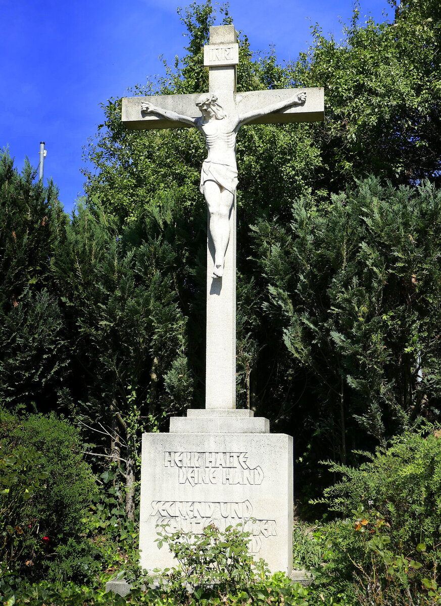 Tuniberg, das Christuskreuz steht an einer exponierten Stelle in der Reblandschaft des Tuniberges, Sept.2023