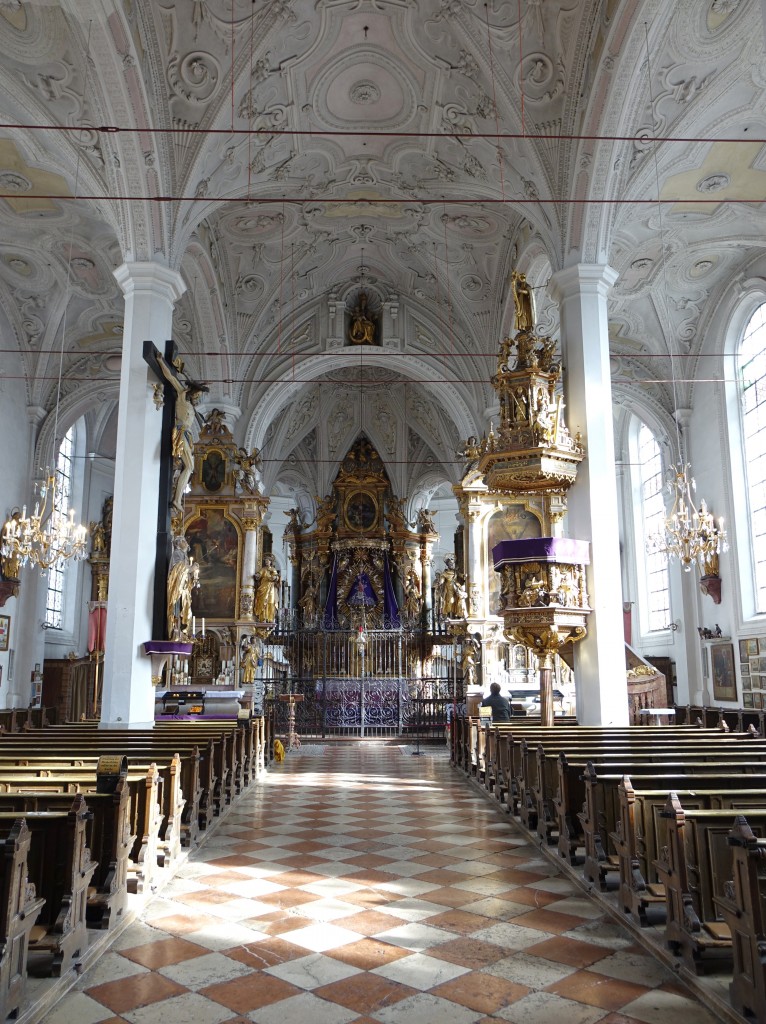Tuntenhausen, Innnenraum der Maria Himmelfahrt Kirche, Hochaltar von Hans Schn mit Gnadenbild von 1534, zahlreiche Votivtafeln und Votivkerzen aus dem 16. und 17. Jahrhundert (09.02.2016)