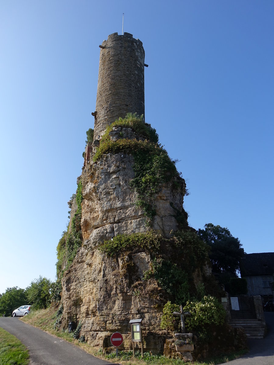 Turenne, Bergfried der Schlossruine der Vicomtes de Turenne, erbaut im 13. Jahrhundert (22.07.2018)