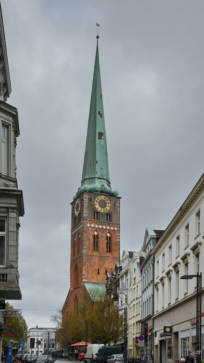 Turm der 1334 als Kirche der Seefahrer und Fischer geweihten Jakobikirche. (Lübeck, April 2019)