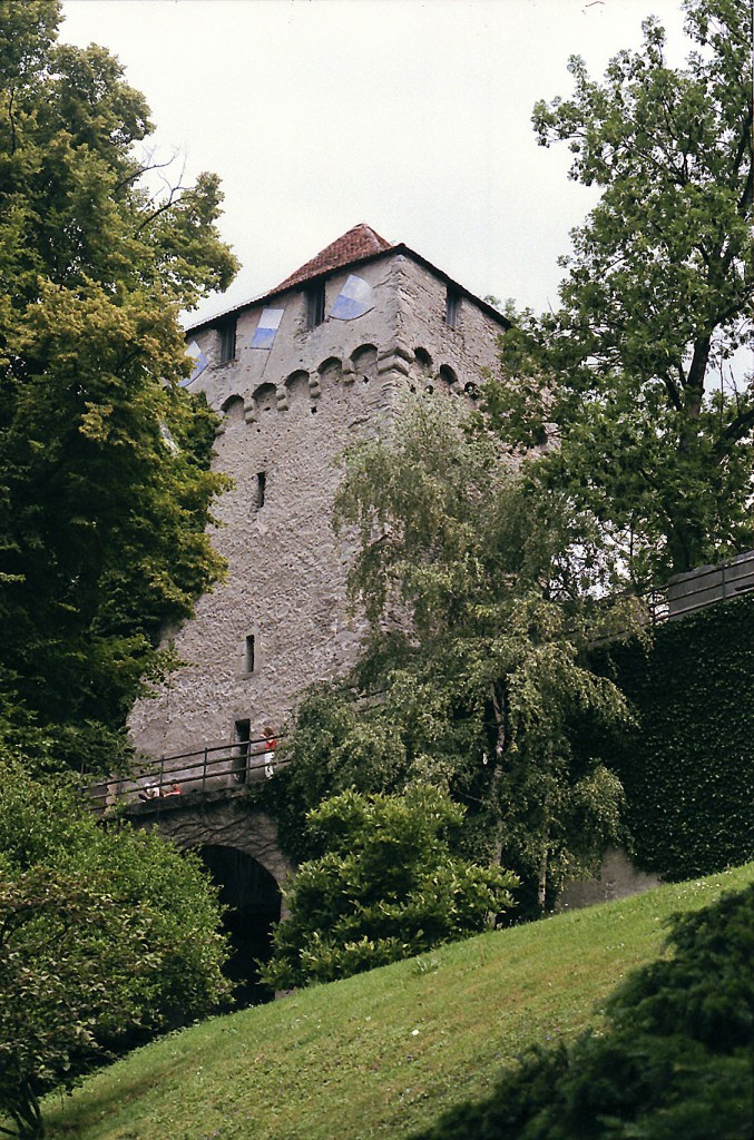 Turm an der Stadtmauer von Luzern. Aufnahme: Juli 1984 (digitalisiertes Negativfoto).