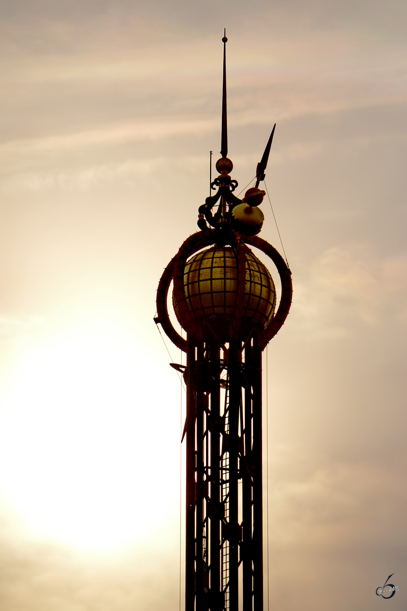 Turm des 80 Meter hohen Kettenkarusselles Starflyer im weltbekannten Vergngungs- und Erholungspark Tivoli in der Innenstadt von Kopenhagen. (Mai 2012)