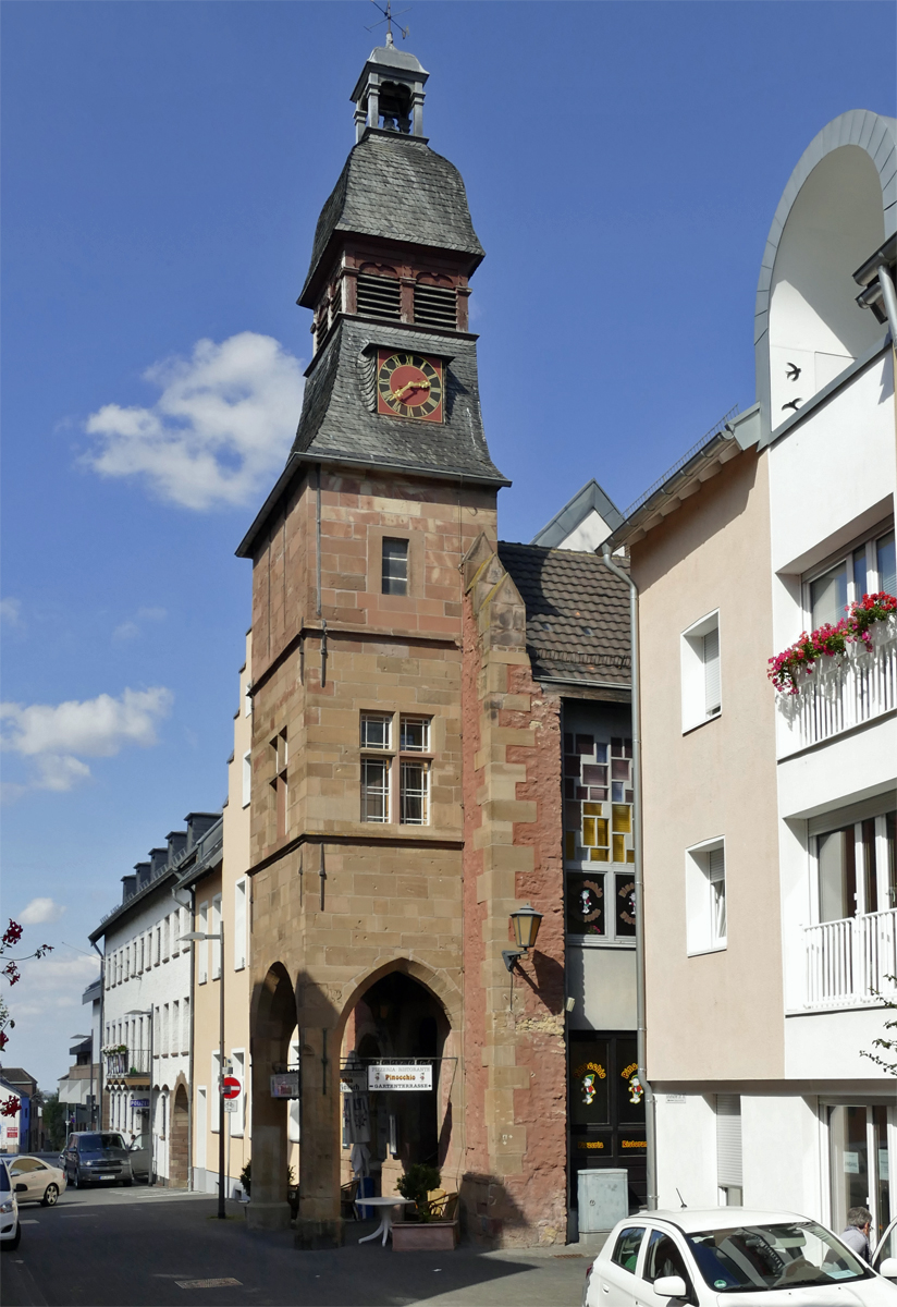 Turm des alten Rathauses von Zlpich. Heute  Heimat  eines ital. Restaurants - 10.09.2019