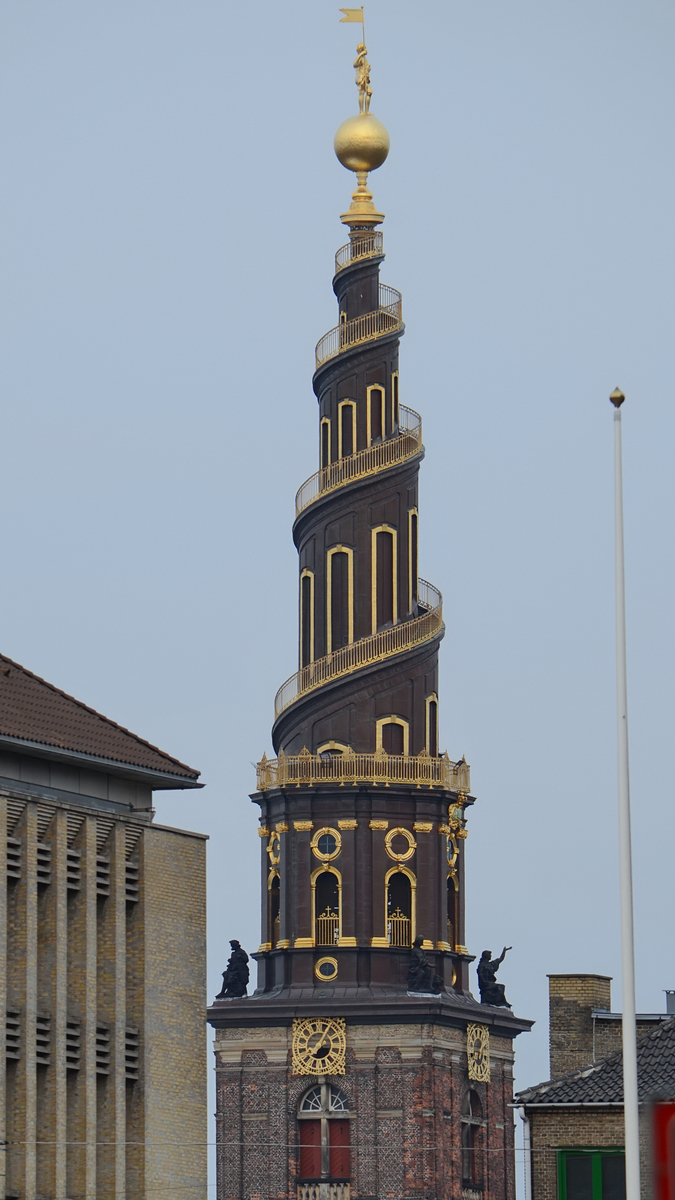 Turm der evangelisch-lutherischen Erlöserkirche, eine Barockkirche in der dänischen Hauptstadt Kopenhagen. (Mai 2012)