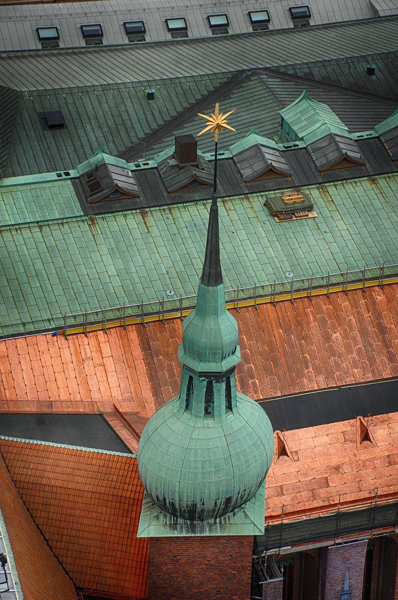 Turmspitze auf dem Stockholmer Rathaus vom Stadshustornet aus gesehen. Aufnahme: 25. Juli 2017.