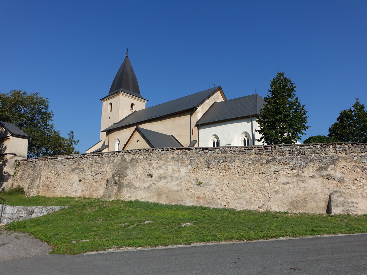 Turnianska Nova Ves, gotische kath. St. Johannes Kirche, erbaut ab 1328 (30.08.2020)