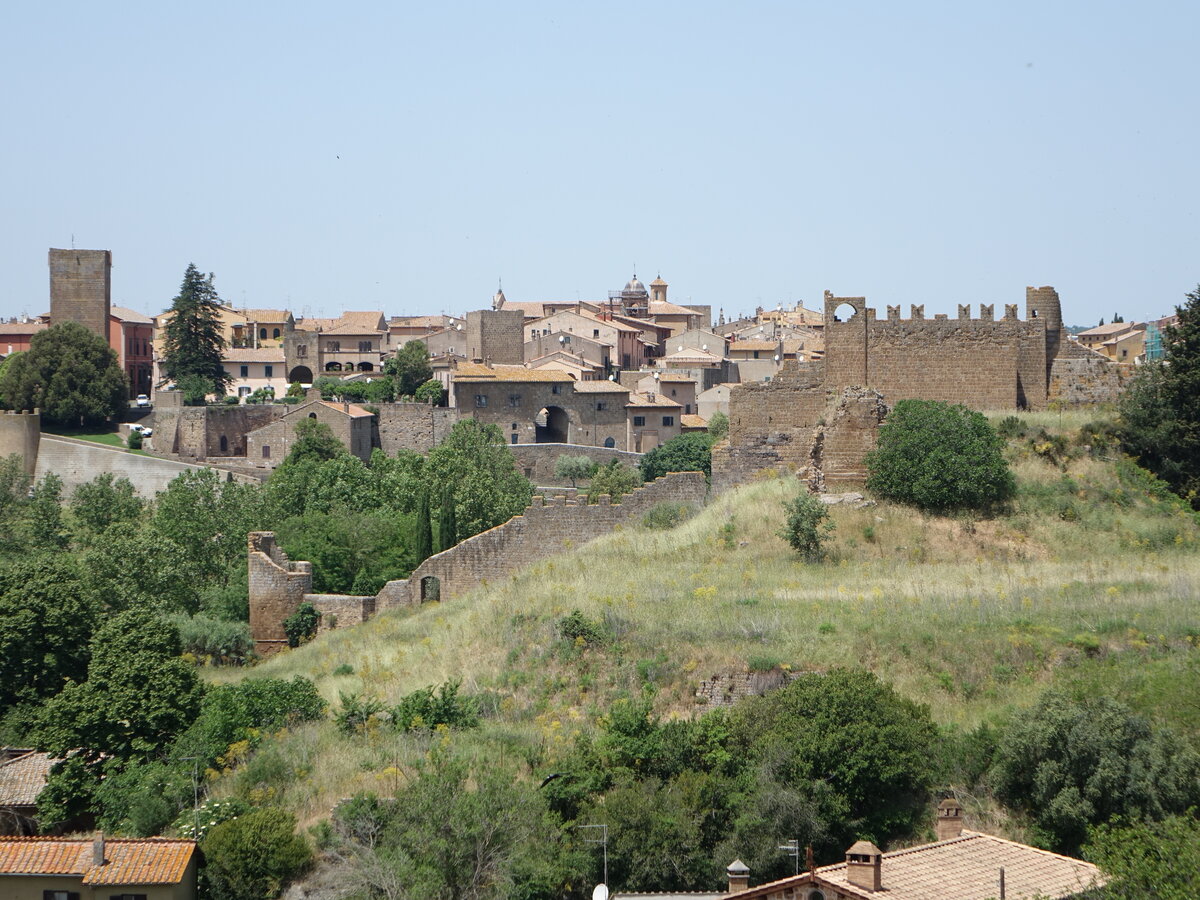 Tuscania, Ausblick von der San Pietro Kirche auf die Altstadt und Rocca (23.05.2022)