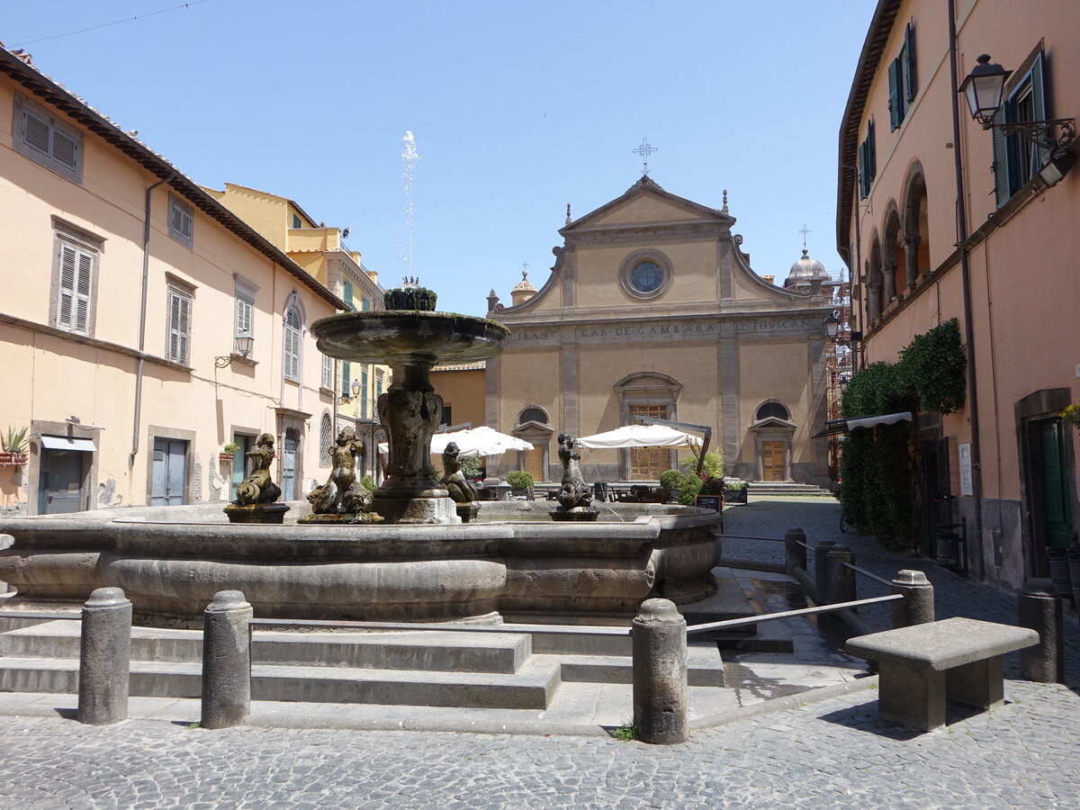 Tuscania, Fontana Duomo und St. Johannes Kirche an der Piazza Indipendenza (23.05.2022)