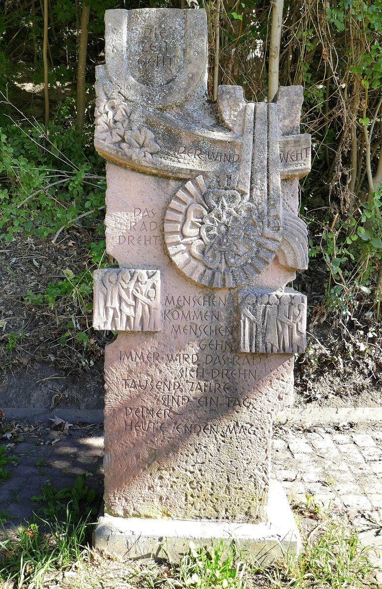 Tutschfelden, OT von Herbolzheim, knstlerisch bearbeitete Sandsteinstele in den Weinbergen auerhalb des Ortes, Aug.2022