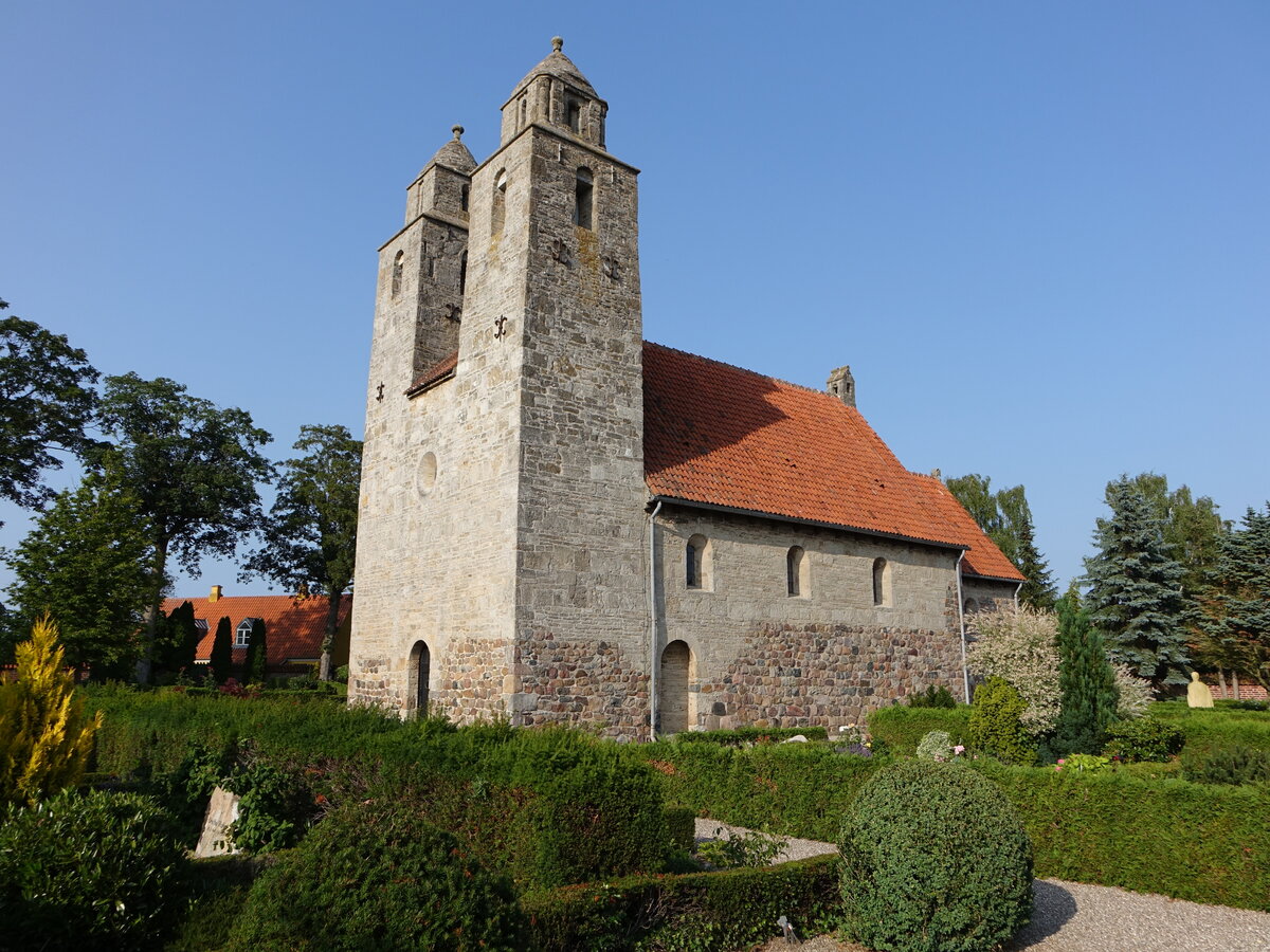 Tveje Merlose, evangelische Dorfkirche, Feldsteinkirche erbaut Anfang des 12. Jahrhundert (17.07.2021) 
