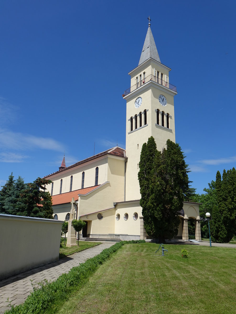 Tvirdonice/ Turnitz, Pfarrkirche St. Nikolaus, neogotisch erbaut ab 1941 (31.05.2019)