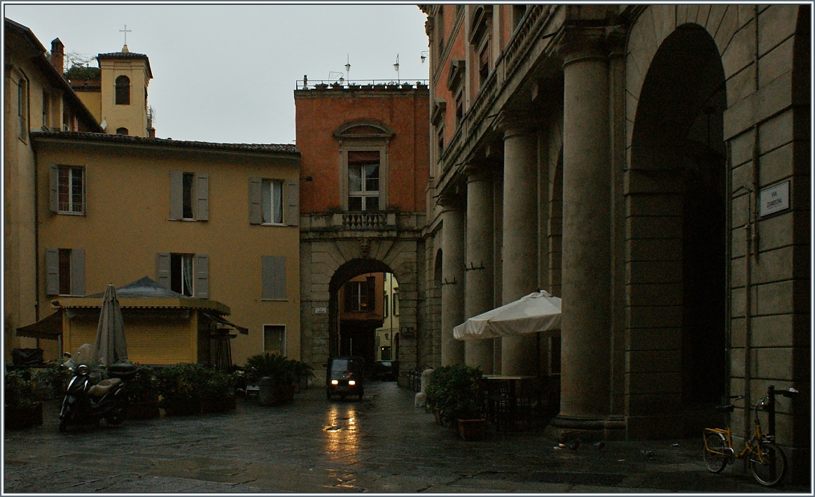 Typisch italienisch, ausser das Wetter,eine Altstadtszene in Bologna.
(15.11.2013) 