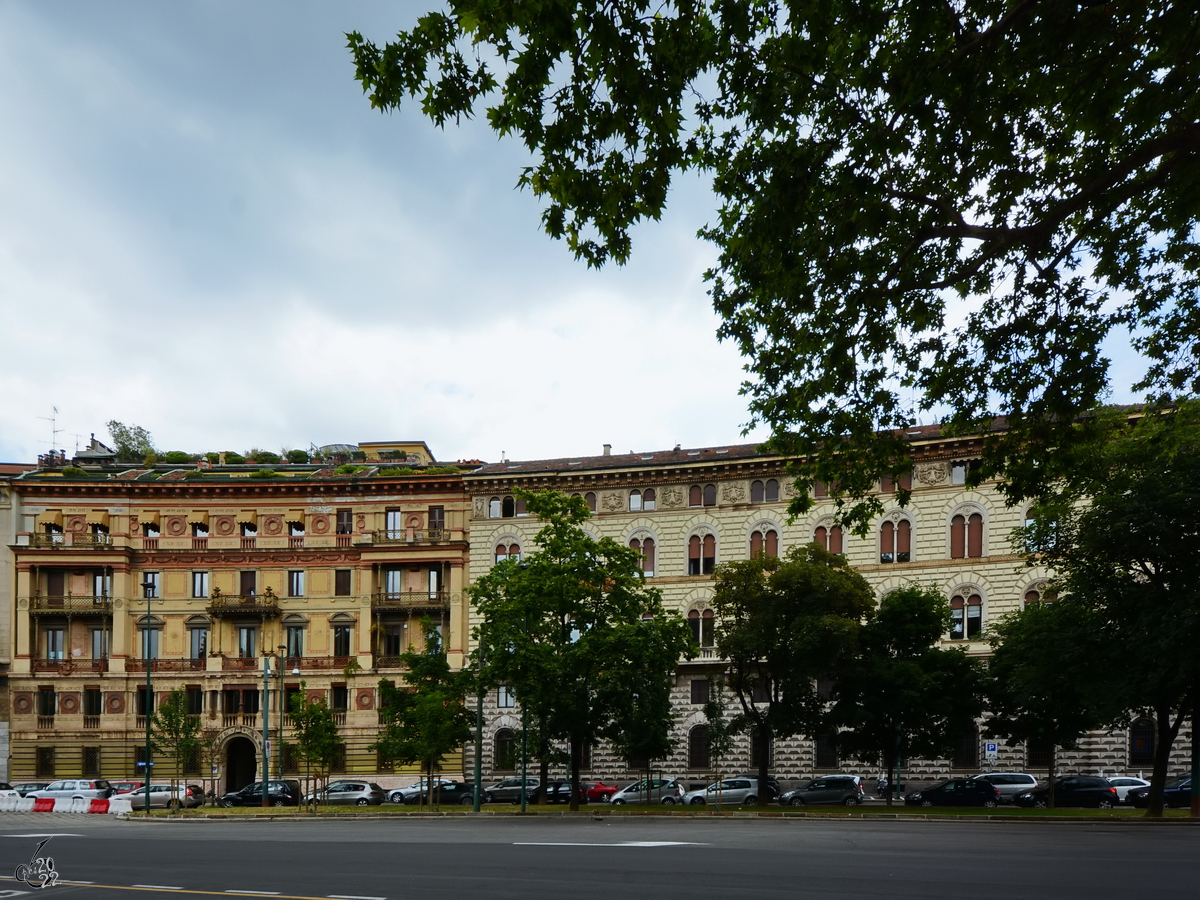 Typisch italienische Stadthuser im Zentrum von Mailand. (Juni 2014)
