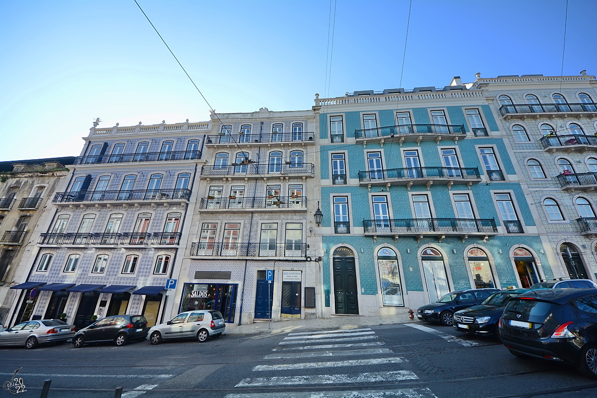 Typisch portugiesische Stadthuser mit einer Fassade aus bemalten und glasierten Keramikfliesen (Azulejos), so gesehen Mitte Januar 2017 in Lissabon.