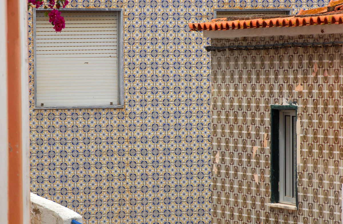 Typische portugiesische Wandfliesen in Ferragudo an der Algarvekste. Aufnahme: Juli 2010.
