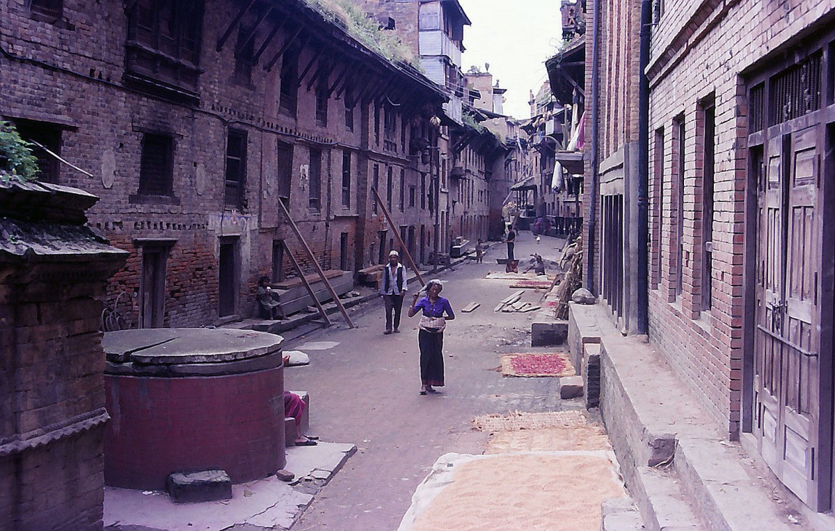 Typische Strae in der nepalischen Hauptstadt Kathmandu. Aufnahme: September 1988 (Bild vom Dia).