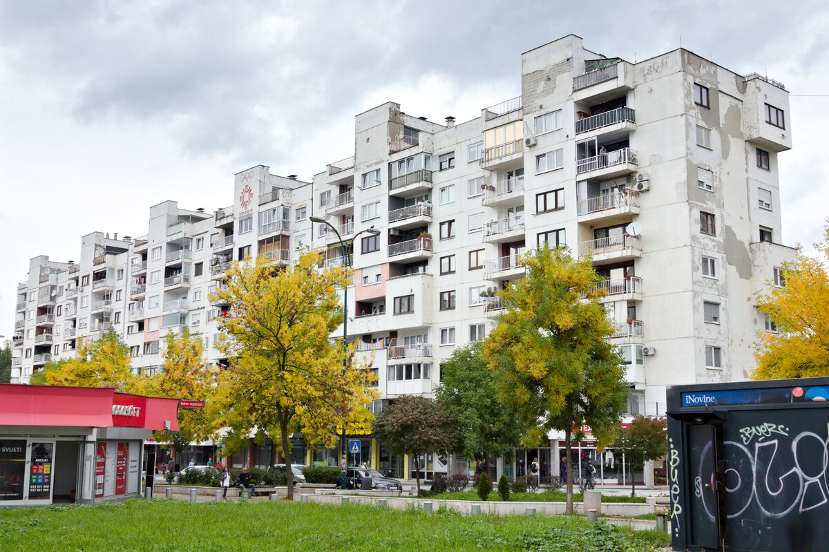 Typischer Wohnblock mit gewerblicher Erdgeschossnutzung im Dobrinja IV in Srajevo am 27.09.2022. 