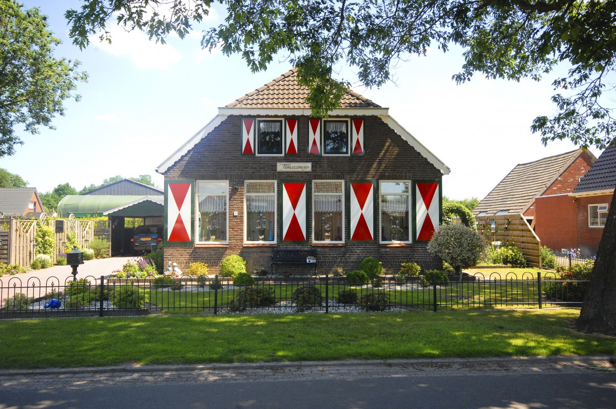 Typisches Drentsche Haus auf der Dorpstraat (Dorfstrae) in Hijken. Aufnahme: Mai 2011.
