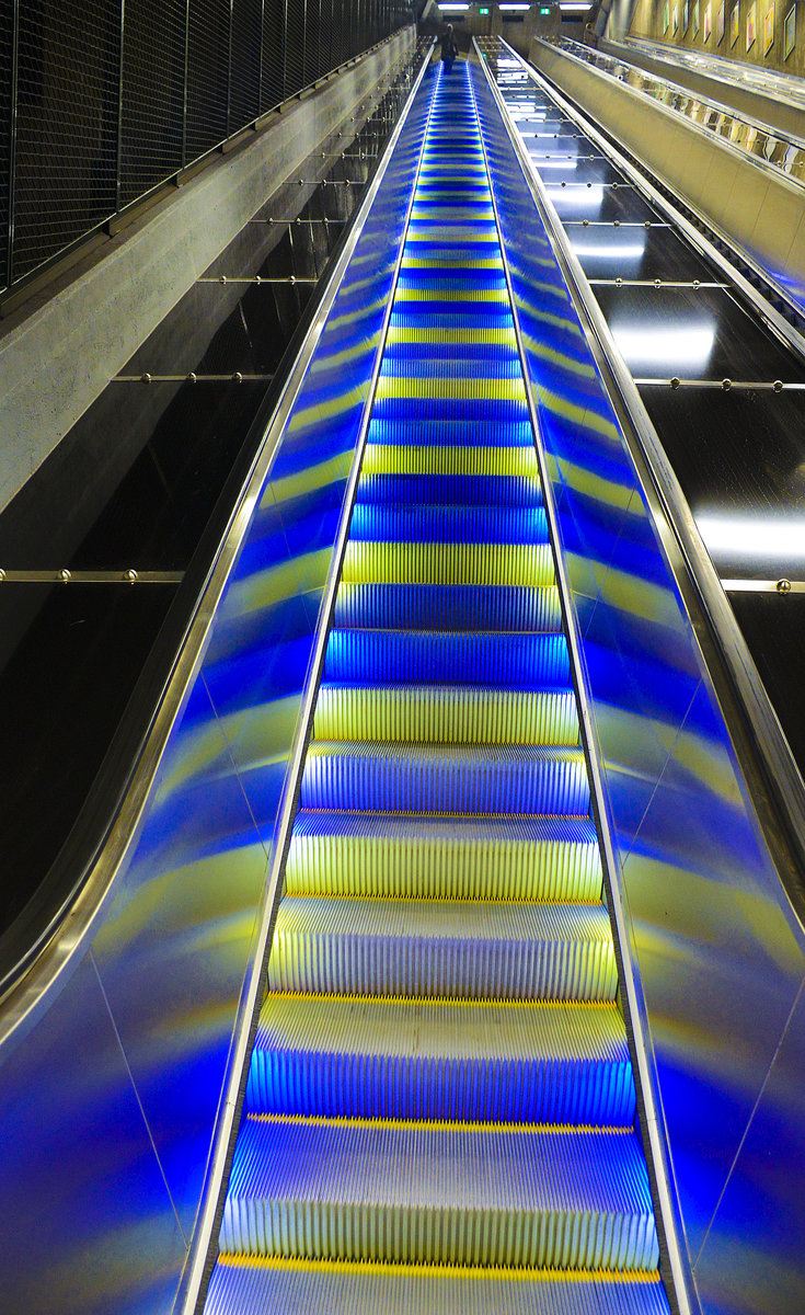 U-Bahn-Kunst in der Stockholmer Tunnelbana. Auf dem Bild sehen Sie die Rollende Treppe am Stockholmer Centralstation. Aufnahme: 28. Juli 2017.