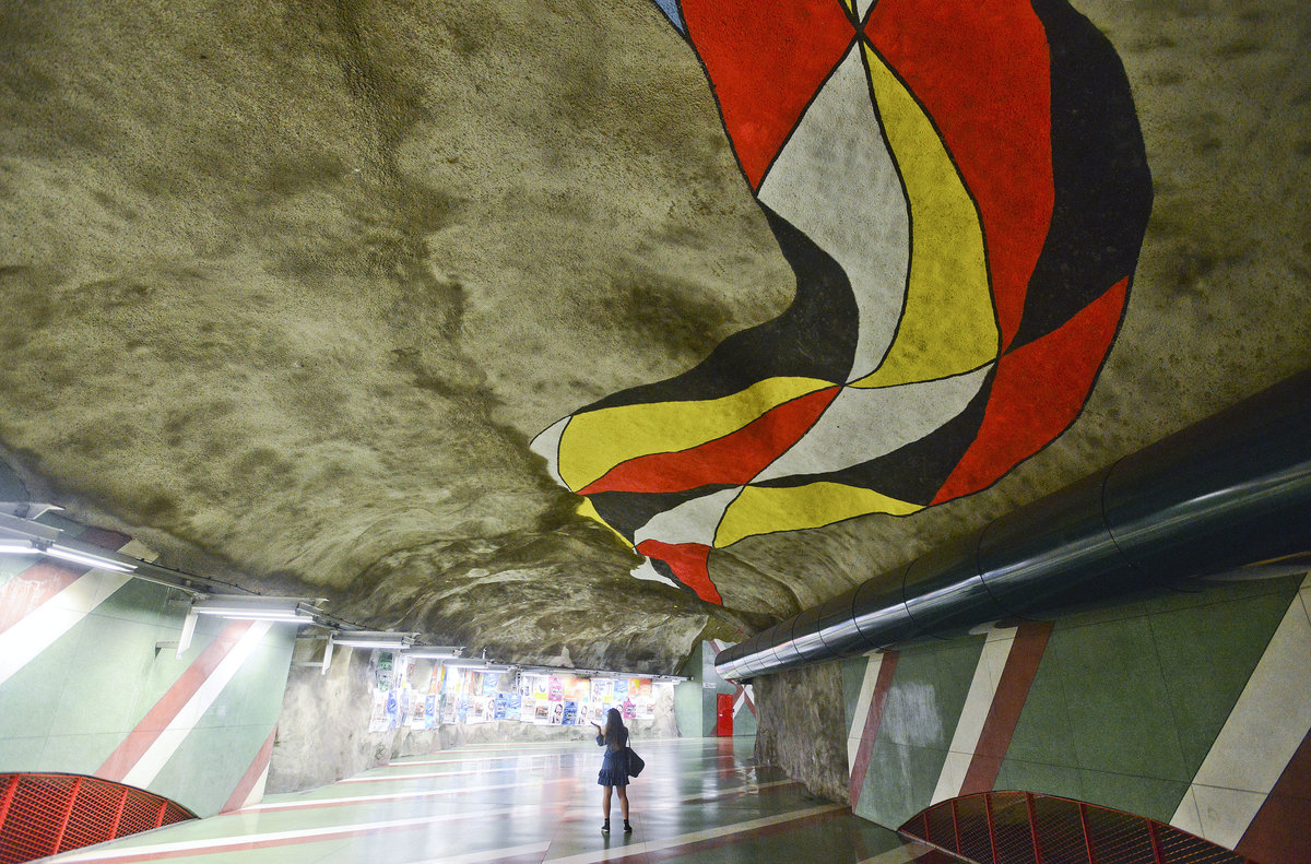 U-Bahnhof Kungstrdgrden in Stockholm. Ulrik Samuelson hat die Station 1977 in einen Untertagegarten verwandelt, der die Geschichte des Kungstrdgrden darstellt. Nicht vergessen einen Blick nach Oben zu werfen, hier finden sich auffllige bunte Deckengemlde.
Aufnahme: 28. Juli 2017.