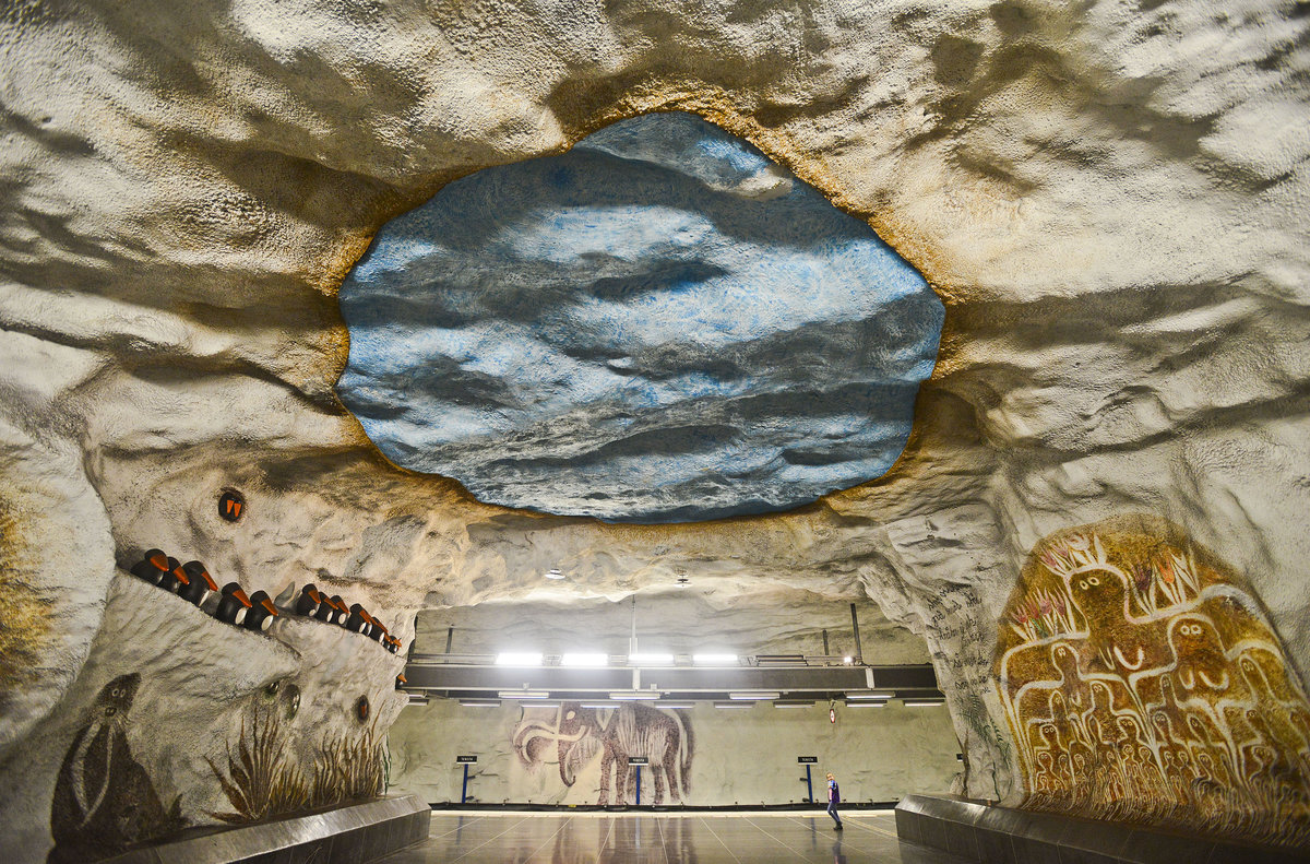 U-Bahnhof Tensta in Stockholm. Die Bahnhfe von Stockholms Tunnelbana zhlen zu einer der grten Kunstgalerien weltweit. Jede Station erzhlt eine andere Geschichte und erffnet neue Perspektiven.
Aufnahme: 28. Juli 2017.