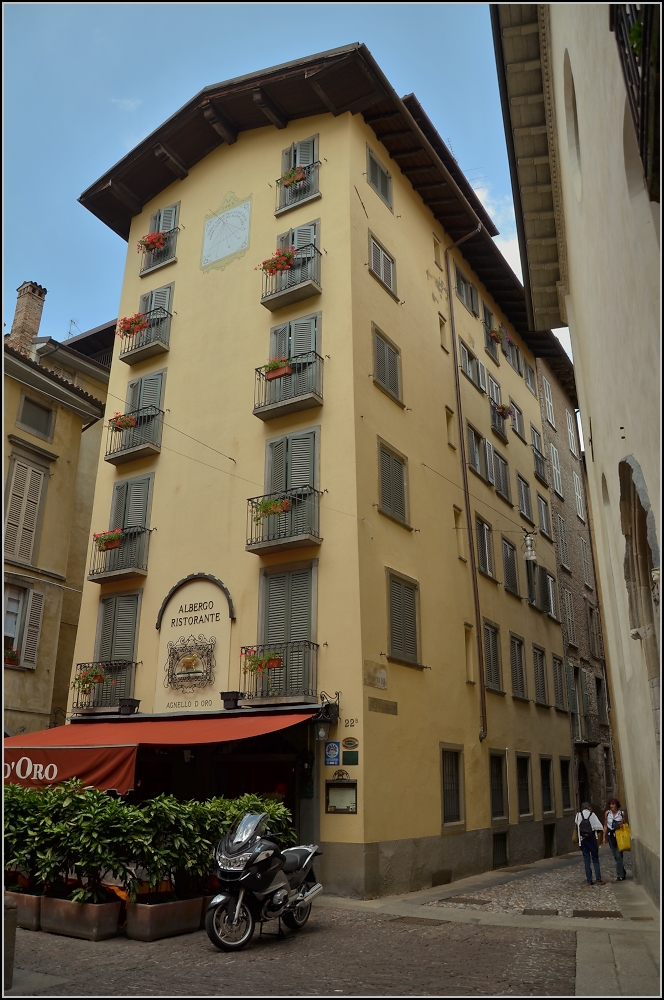 <U>Bergamo.</U>

Das imposante Haus der Albergo Agnello d'Oro. Sommer 2013.