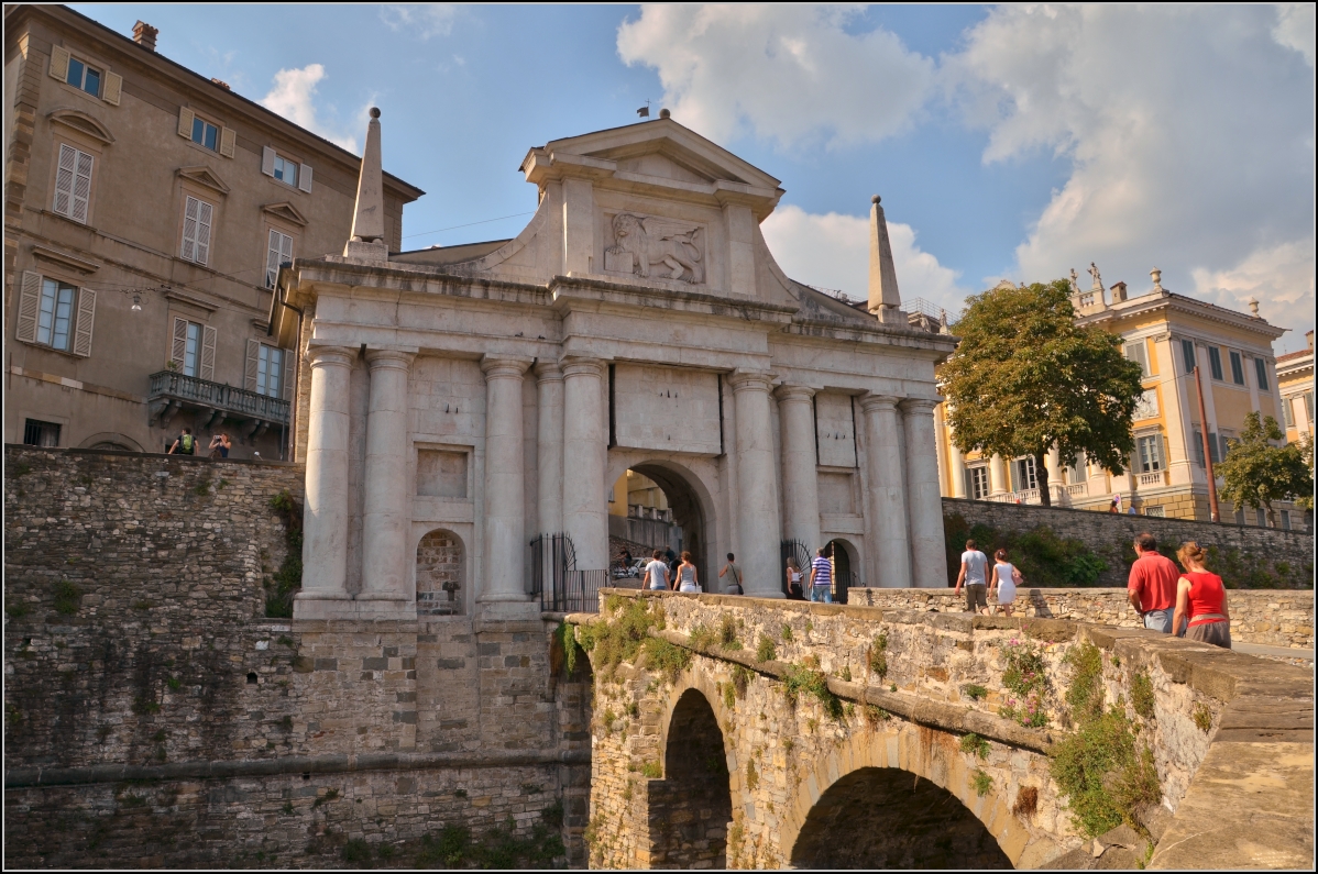 <U>Bergamo.</U>

Porta San Giacomo. Sommer 2013.